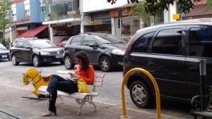 Quem anda pela cidade sabe: tão importante quanto boas calçadas é ter bons lugares para sentar. Foto: Mauro Calliari.