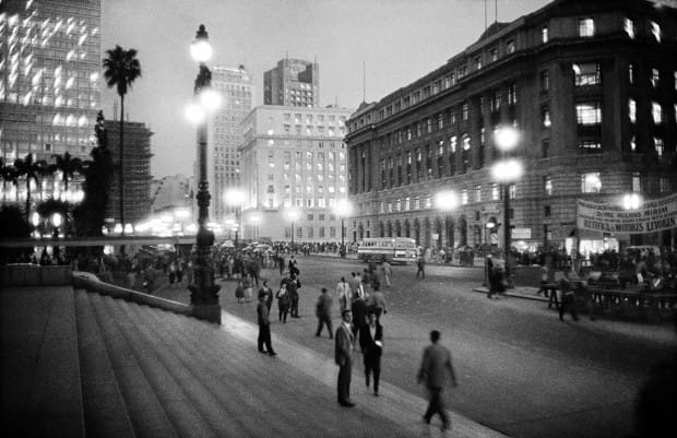 Praça Ramos de Azevedo, no Anhangabaú, cerca de 1955. Foto: Chico Albuquerque / MIS / IMS.