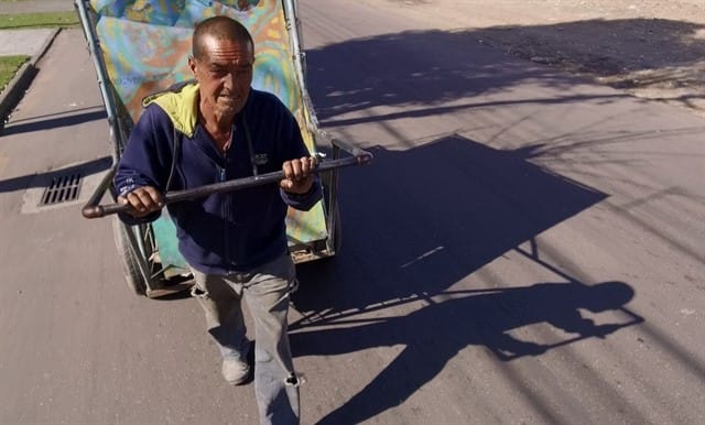 João Carlos de Lima trabalha como carrinheiro nas ruas. Foto: Weliton Martins / Reprodução.