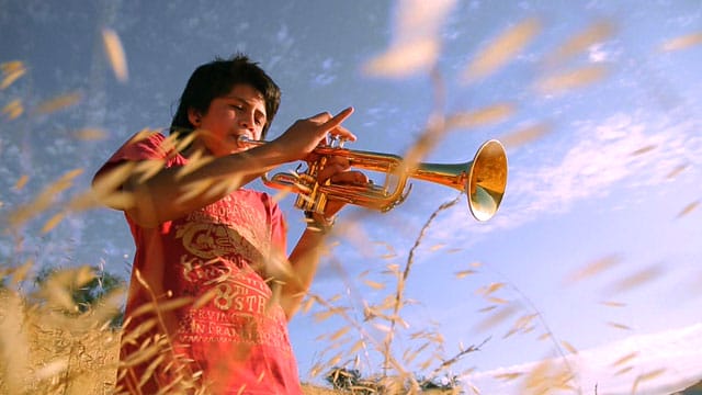 Nicolás e seu trompeta em “Sueños Latinoamericanos“. Imagem: Reprodução.