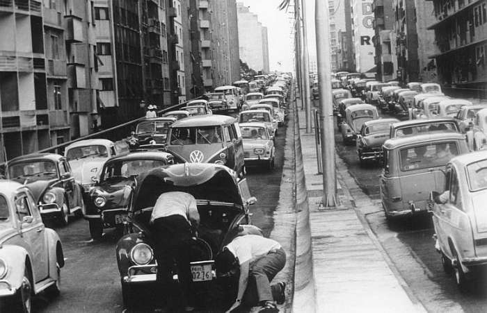Flagrante do trânsito no “Minhocão“ em São Paulo-SP, no começo dos anos 70. Foto: São Paulo Antiga.