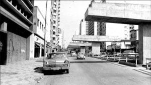 O elevado, construído sobre as avenidas São João e General Olímpio da Silveira (além da Amaral Gurgel), ficou pronto em 14 meses, no início de janeiro de 1971. Foto: São Paulo Antiga.
