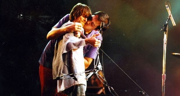 O baixista Krist Novoselic beija Kurt Cobain durante o show do Nirvana no Morumbi, em 1993. Foto: Paulo Giandalia / Folhapress.