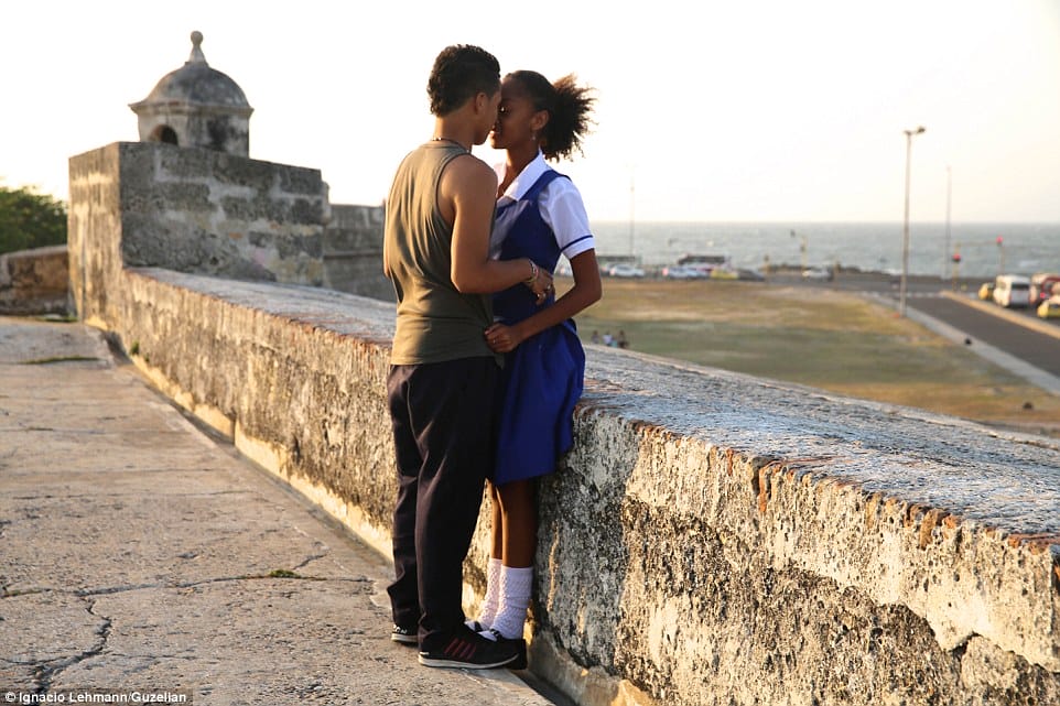 Namorados compartilham um beijo íntimo em Cartagena, Colômbia. Foto: Ignacio Lehmann