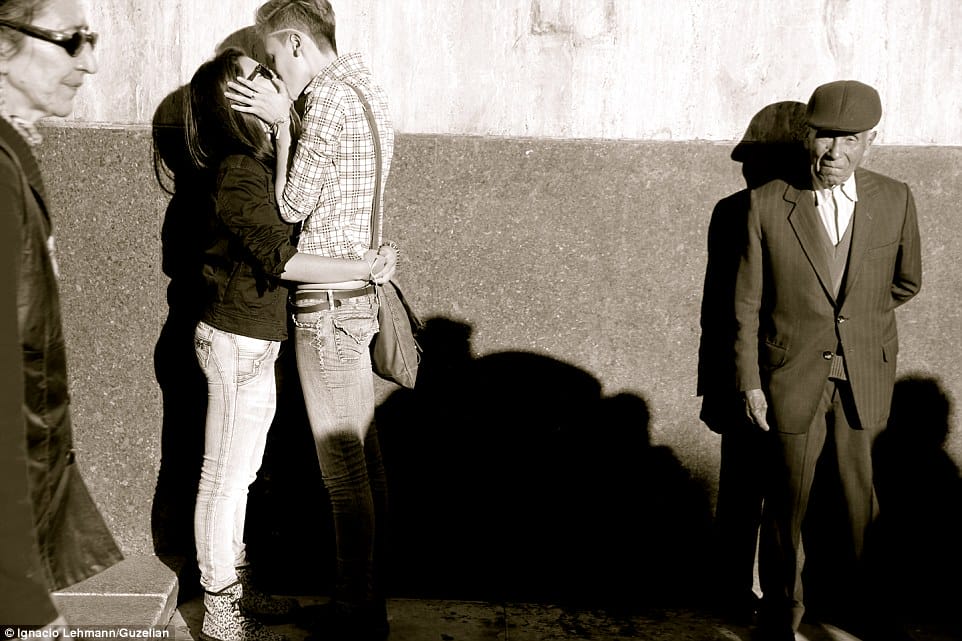 Um casal se abraça enquanto se beija em as rua lotada de Bogotá, Colômbia. Foto: Ignacio Lehmann. 