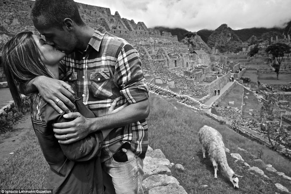Jovem casal se beijando nas montanhas de Machu Pichu no Peru. Foto: Ignacio Lehmann.
