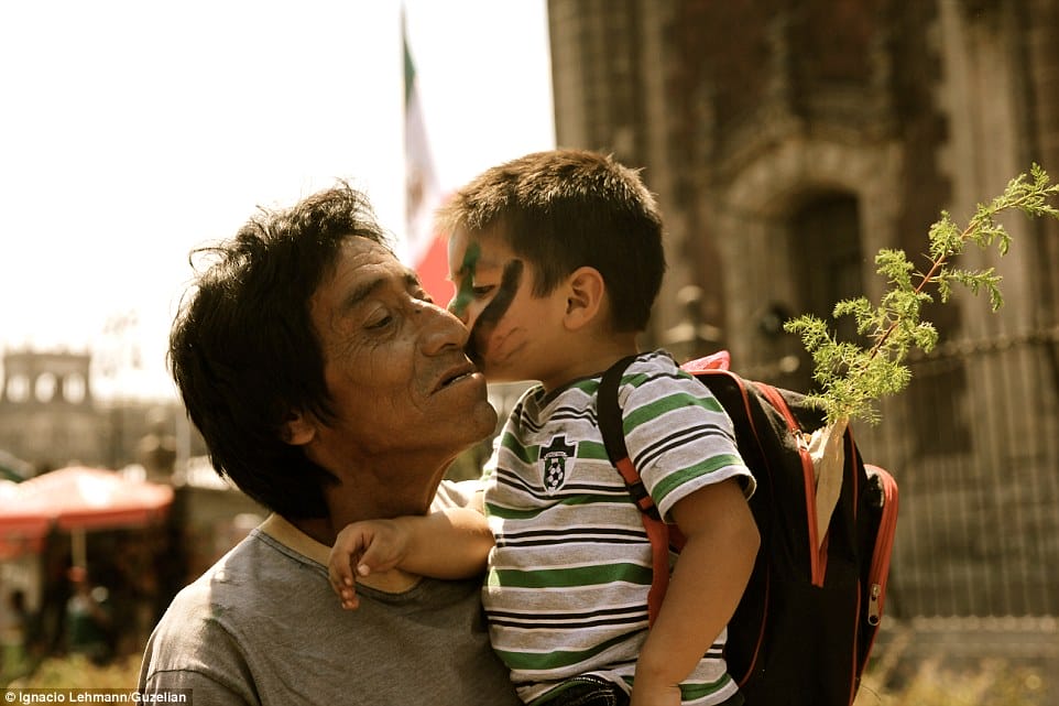 Garotinho dá um beijo na bochecha de seu pai na Cidade do México. Foto: Ignacio Lehmann.