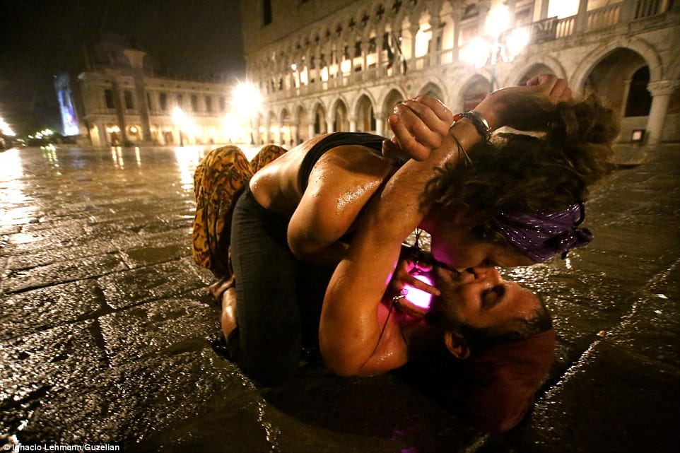 Um casal particularmente apaixonado em Veneza, Itália, se beija no chão, mesmo debaixo de chuva. Foto: Ignacio Lehmann.  