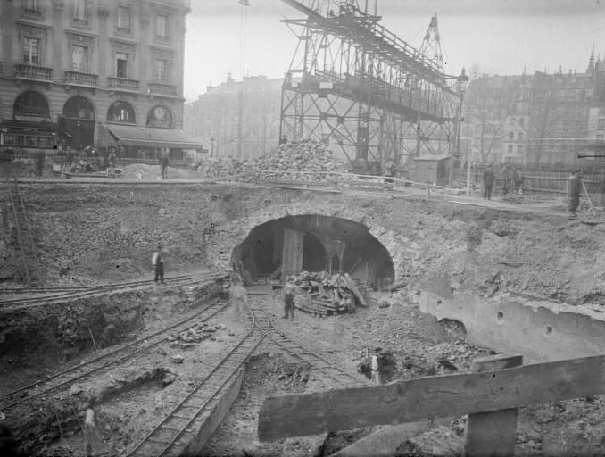 Durante as primeiras fases de construção, vias foram cavadas logo abaixo do nível da rua. Foto: National Library of France