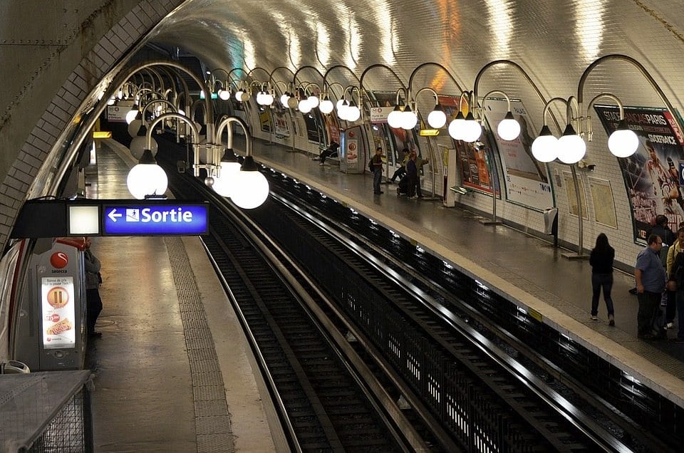 Uma estação típica do metrô de Paris. Foto: Pixabay.
