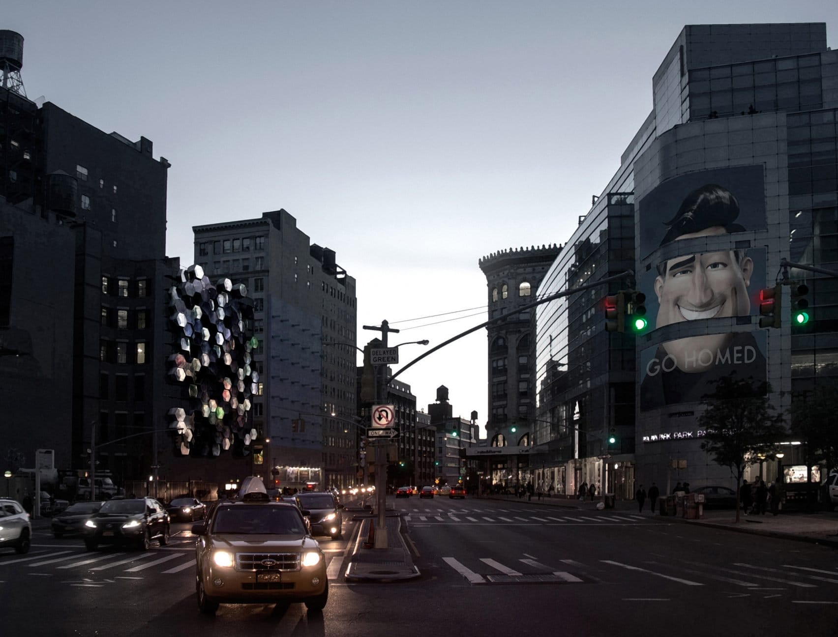Durante a noite, fachada pode servir como tela para exibição de anúncios. Foto: Framlab.