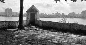 A Fortaleza de Santo Amaro da Barra Grande, em Guarujá, com a orla de Santos ao fundo. Foto: Marcos Piffer