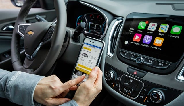 Usuário usa aplicativo de integração inteligente de car sharing com seu smartphone e o sistema keyless do veículo. Foto: GM / Divulgação.