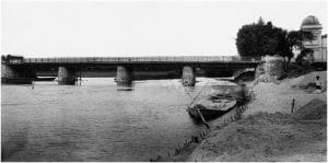 Ponte Grande sobre o Rio Tietê, na Zona Leste de São Paulo e que seria substituída pela Ponte das Bandeiras (1896 - 1900). Foto: Gaensly & Lindemann.