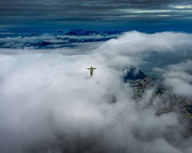 O Cristo redendor em meio a nuvens. Foto: Claudio Edinger.
