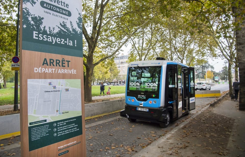 Dois veículos autônomos totalmente elétricos ficarão em serviço por seis meses no Bois de Vincennes em Paris, França. Foto: Jean-François Mauboussin / RATP