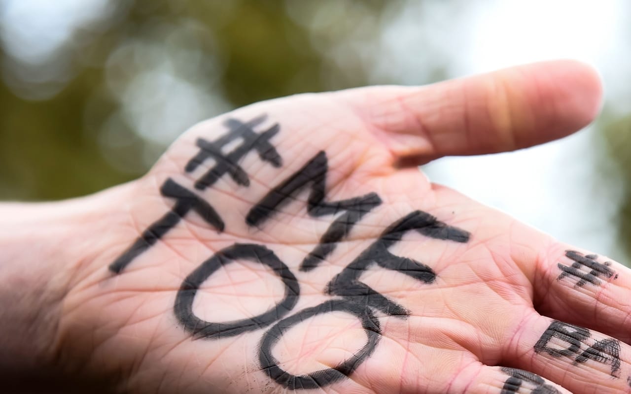 A mão de uma mulher com o #MeToo da campanha contra assédio. Foto: Getty Images.