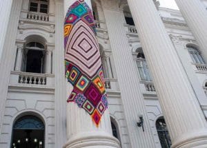 Prédio histórico da UFPR recebeu as cores da grande peça em crochê em 2016. Foto: Samira Neves / ACS UFPR.