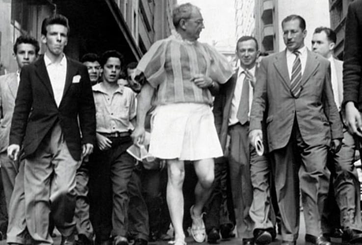 Flávio de Carvalho atravessa o centro de São Paulo com saiote em 1956.