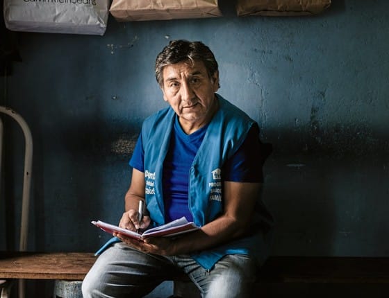 Jorge Gutierrez é agente comunitário há 12 anos. Radialista, fala sobre saúde nas rádios da comunidade boliviana. Foto: Gui Christ.