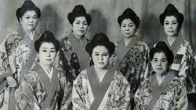 Yoko Gushiken (no alto, à direita) com seu grupo de professoras de dança. Foto: Arquivo Pessoal.