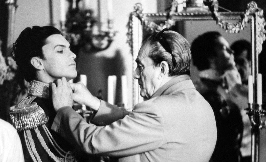  Luchino Visconti e Helmut Berger no set de Ludwig, 1972.