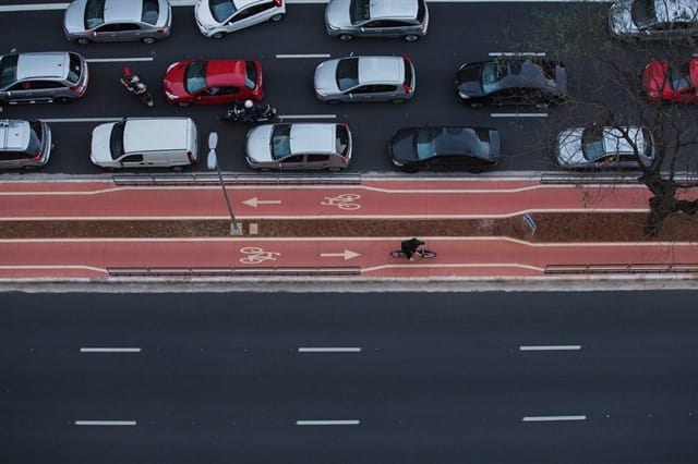 O desafio é propor alternativas que vão além da ideia do rodízio de automóveis para solucionar o problema. Foto: Lalo de Almeida / The New York Times.