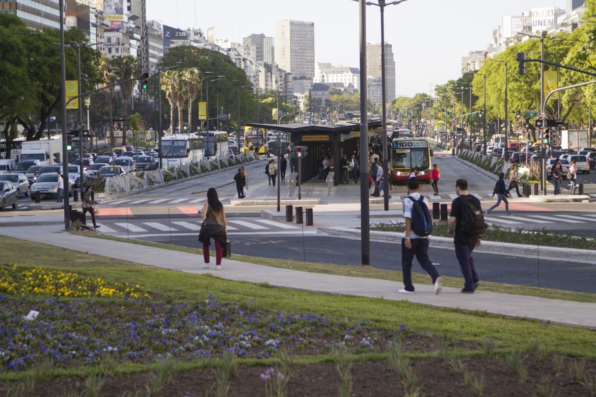 Com o plano de mobilidade de Buenos Aires, os carros perdem o protagonismo que tiveram durante décadas. FotoToday the public space is becoming more democratic: Prefeitura de Buenos Aires.