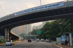 Além dos emojis, uma faixa também foi colocada na ponte Cidade Jardim. Foto: Divulgação.
