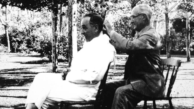 Getúlio e o irmão, Protásio Vargas, no sítio em São Borja (RS) por volta de 1937: atitude descontraída. Foto: Divulgação