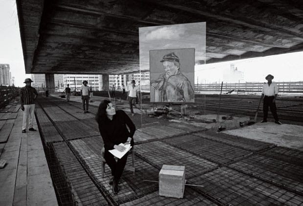 Lina Bo Bardi em 1967 no vão livre do MASP. Foto: Lew Parrella / Instituto Lina Bo Bardi.
