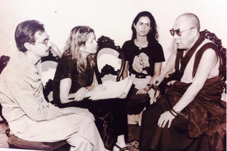 Mirna cobre a primeira vinda do Dalai Lama ao Brasil, durante a Eco 92. Foto: Arquivo Pessoal.