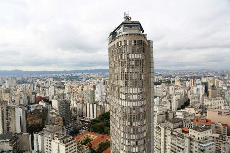 O edifício Itália (1953), no centro de São Paulo, é uma das obras mais conhecidas do arquiteto alemão Franz Heep, tema da obra publicada por meio de parceria de fomento com o CAU/SP. Foto: Divulgação.