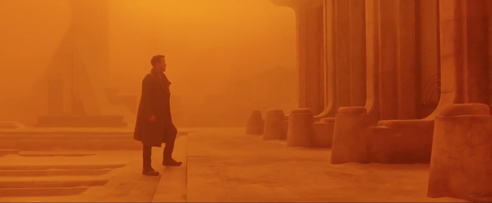 Em Blade Runner 2049, a arquitetura é amplamente substituída por um cenário monocromático. Aqui, Las Vegas é ALARANJADA. Imagem © 2017 Warner Bros. Entertainment Inc. 