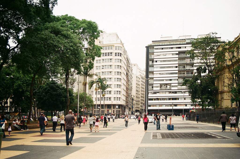 Edifício Esther (direita na foto,) visto a partir da Praça da República. Foto: mlsirac / Flickr.