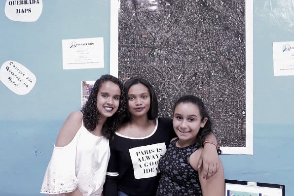 Gabrielle Santana, Jennifer Paiva e Rayssa Santos apresentam no mapa as quebradas do bairro. Foto: Sheyla Melo / Agência Mural / Folhapress.