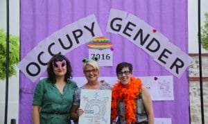Marta Álvarez Guillén (esquerda) com militantes no lançamento de #OccupyGender, foro de iniciativas feministas. Foto: Mujeres Mirando Mujeres.