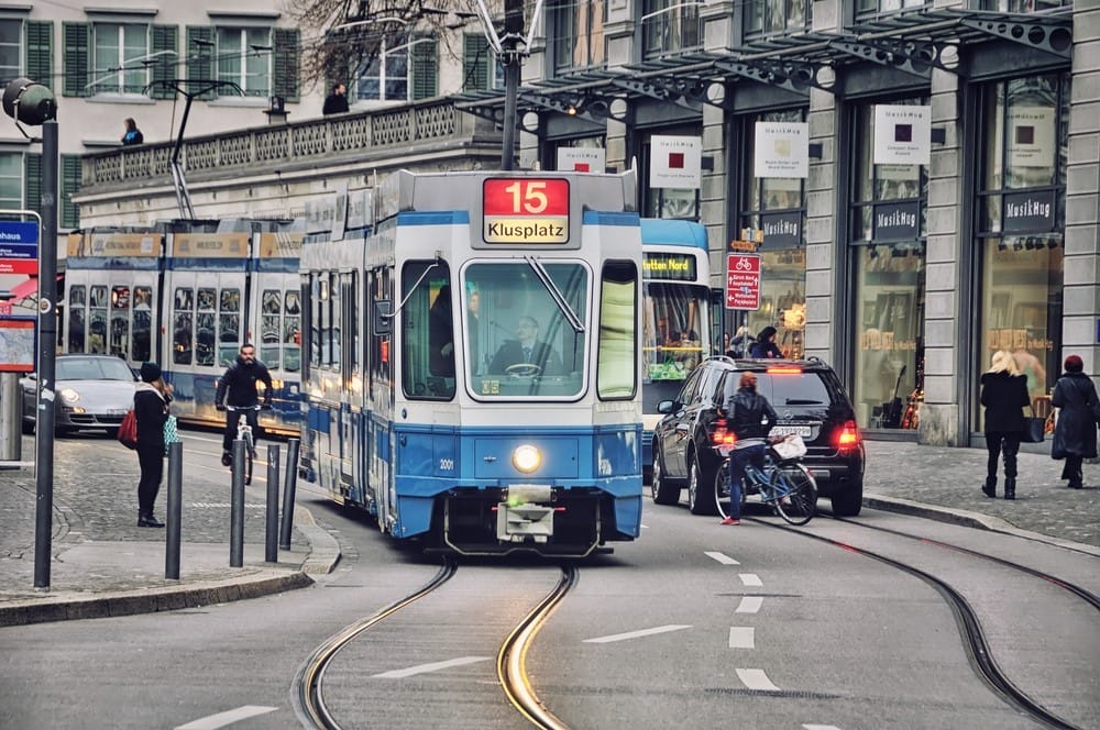 Trams, espécie de bonde sobre trilhos em Zurique, na Suíça. Foto: Divulgação.