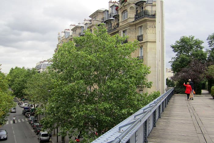 A Coulée Verte aproveita uma linha desativada para criar um espaço público. Foto: Like a Local / Paris.