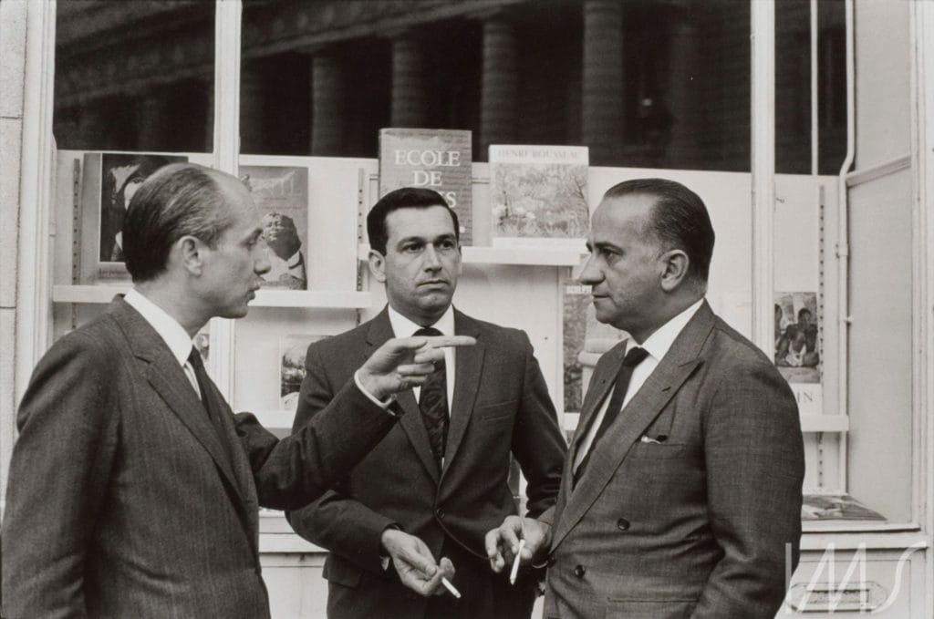 Antonio Candido e os escritores Fernando Sabino e Otto Lara Resende em Paris, 1965. Foto: Alécio de Andrade / acervo Instituto Moreira Salles.