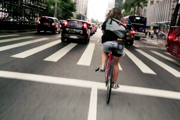 Cena do documentário “Bike versus Carros” que tem trechos filmados em São Paulo.