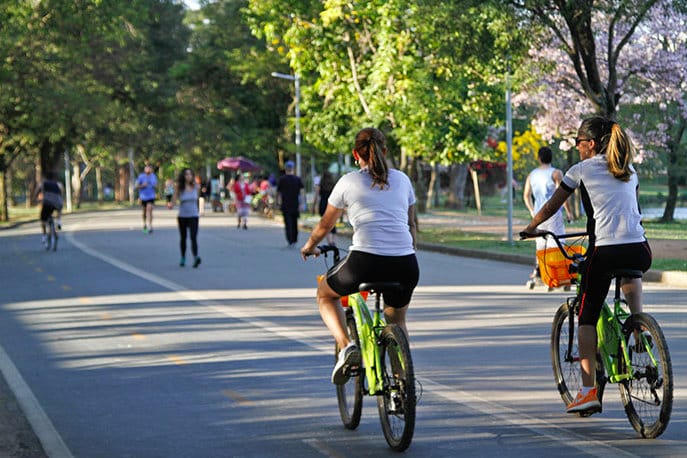 Ciclistas passeiam no Parque Ibirapuera, zona sul de São Paulo. Foto: Bicicleta Amarela.