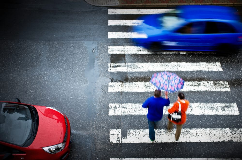 O aumento do tempo de travessia de pedestres significa diminuição do tempo para carros, motos, bicicletas, ônibus passarem. Foto: Getty Images.