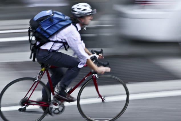 Ciclista a caminho do trabalho. Foto: Getty Images.