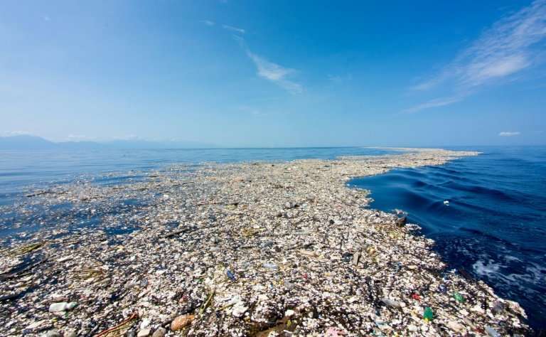 Acredita-que que 8 milhões de toneladas de resíduos plásticos são despejadas por ano nos oceanos, criando colossais ilhas de detritos. Foto: Getty Images.