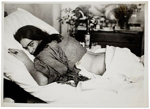 Frida de barriga para baixo por Nickolas Muray (1946), do Museu Frida Kahlo.