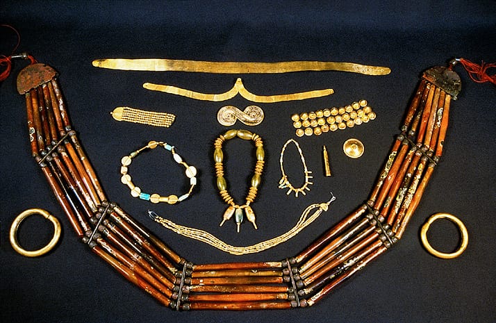 Jóias da civilização harapeana, ouro, cobre, ágata e lápis-lazúli.  