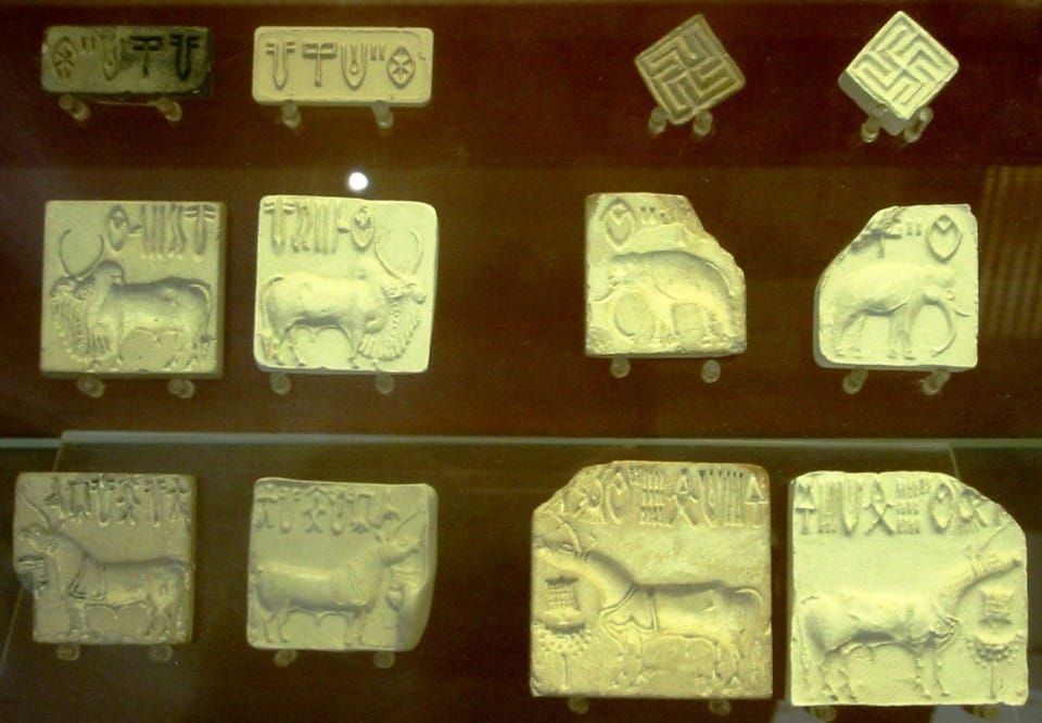 Selos de argila com figuras e inscrições.  