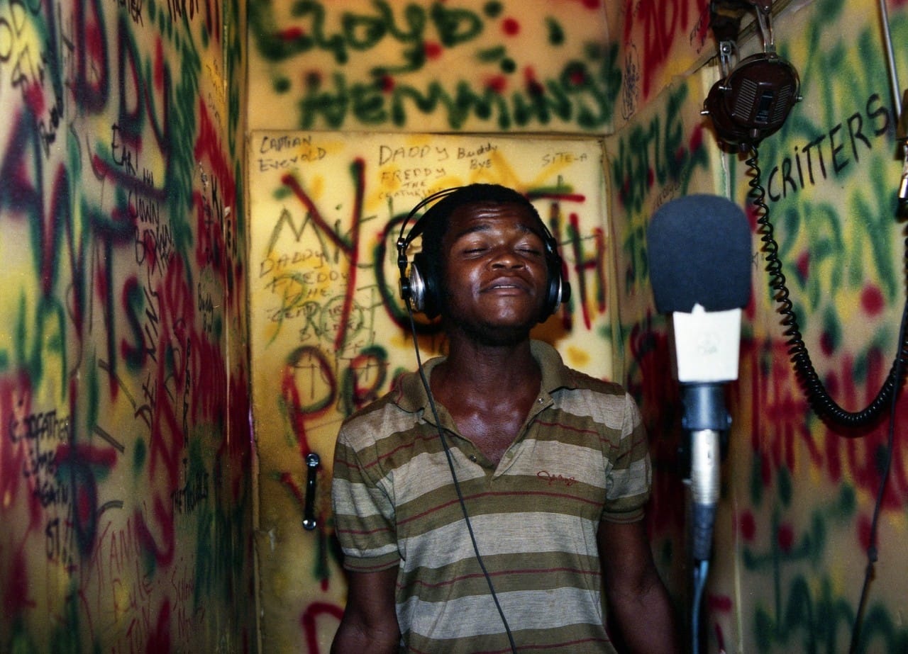 Satan voicing in the back room at Sugar Minott’s S&M outlet. Foto: Beth Lesser.