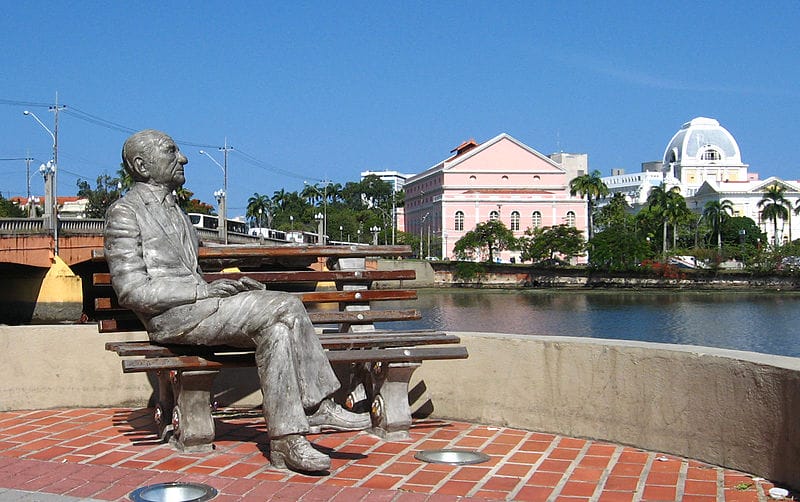 Estátua de João Cabral de Melo Neto na Rua da Aurora, centro do Recife. Foto: Marcus Guimarães / WikiCommons